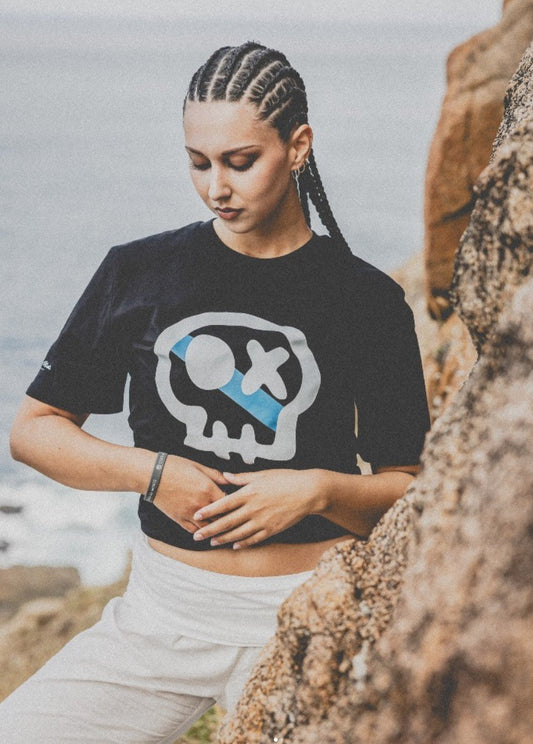 Camiseta RENS negra de Costa da Morte, chica en la costa