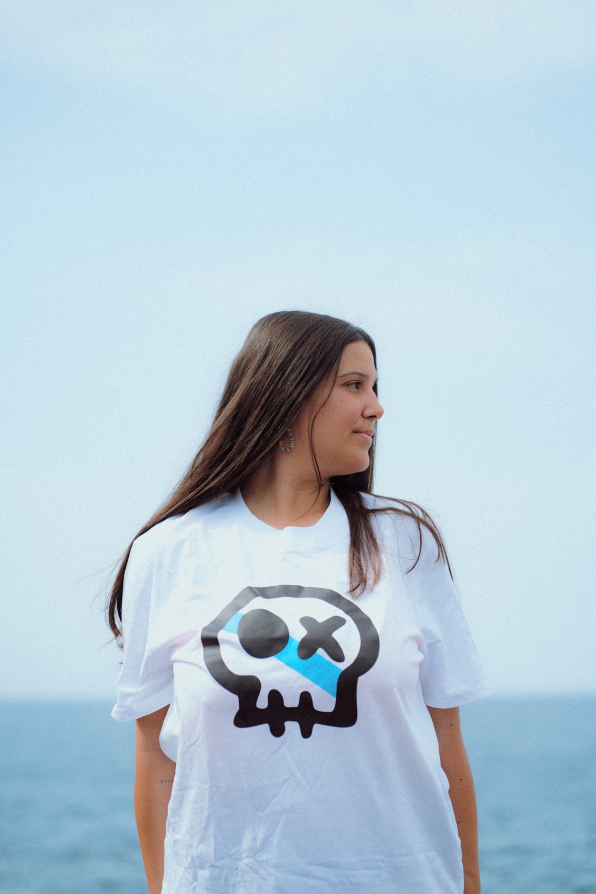 Camiseta RENS blanca de Costa da Morte, chica frente al mar