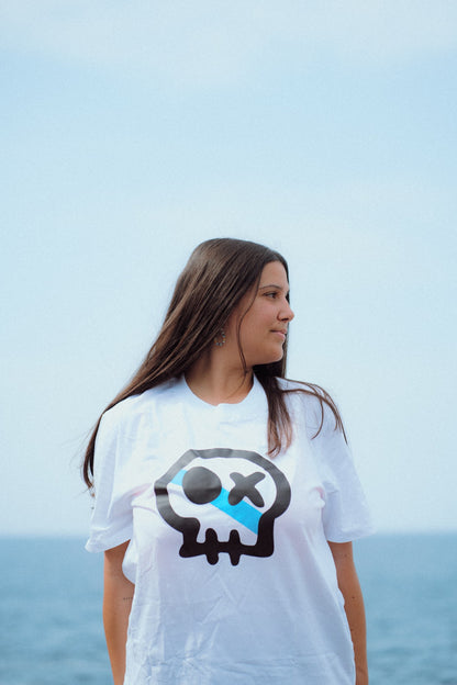 Camiseta RENS blanca de Costa da Morte, chica frente al mar