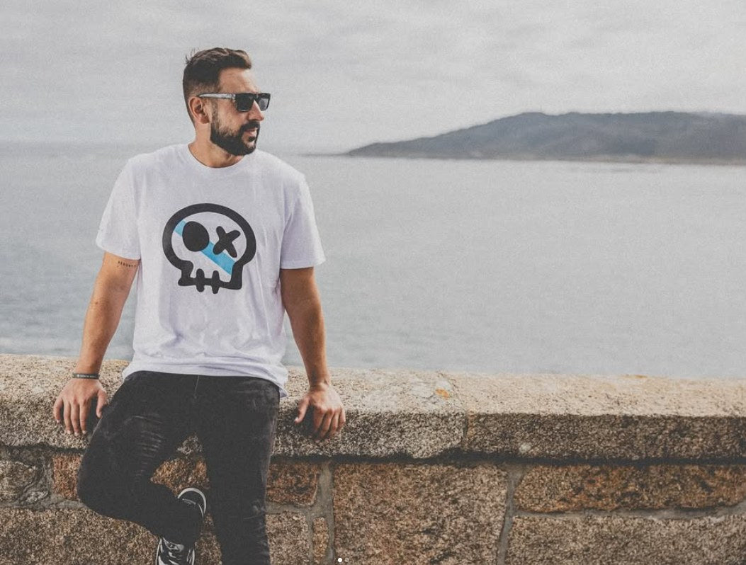 Camiseta RENS blanca de Costa da Morte, chico junto al mar