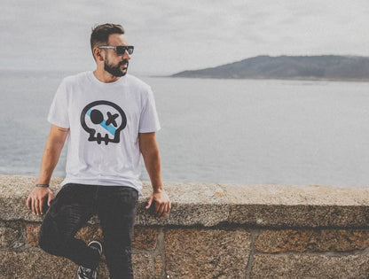 Camiseta RENS blanca de Costa da Morte, chico junto al mar